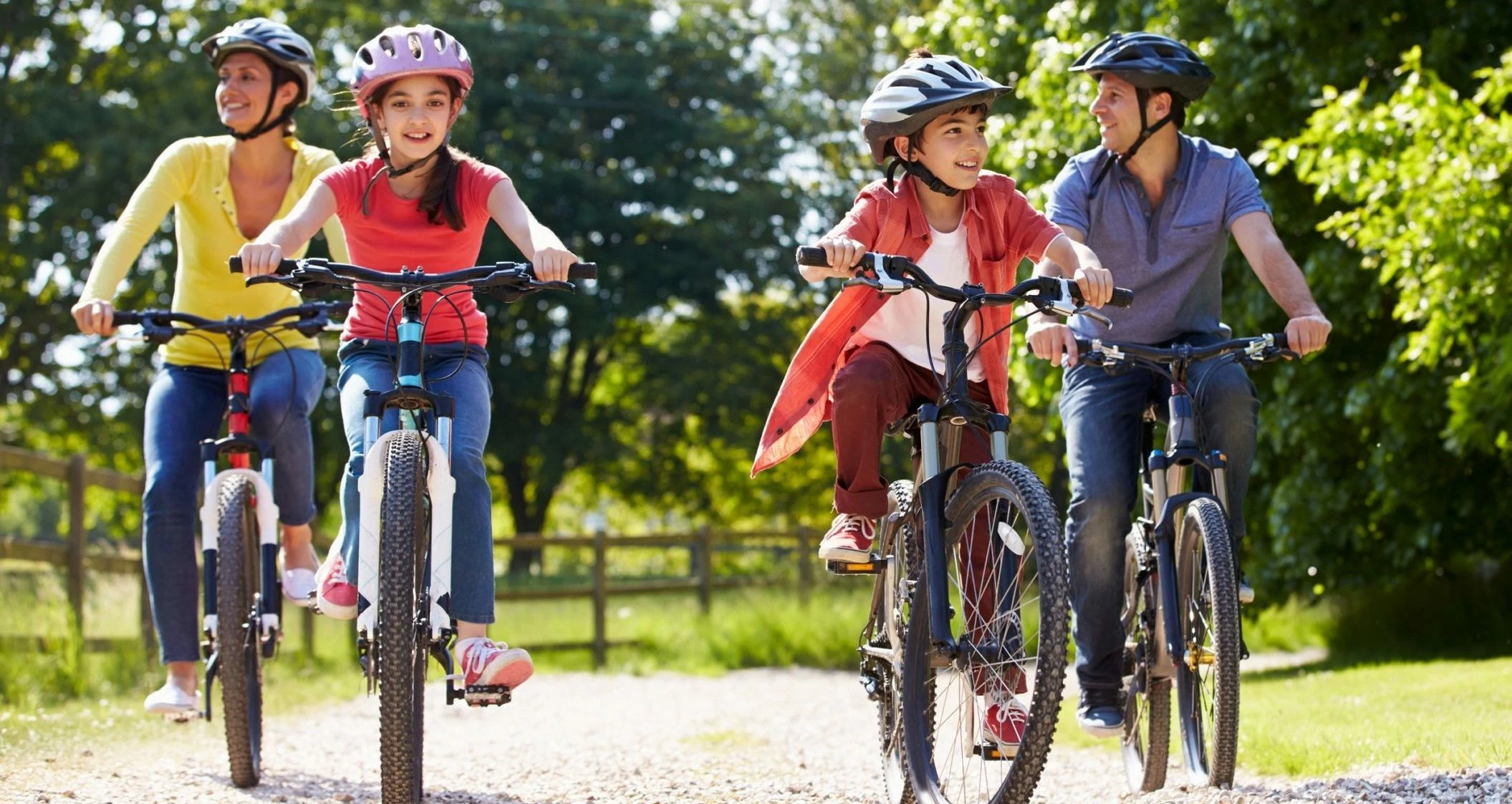 Accessoires De Vélo Soldes -Accessoires De Vélo Soldes Hispanic family riding bikes with helmets on shutterstock 217847542 scaled e1591386128608